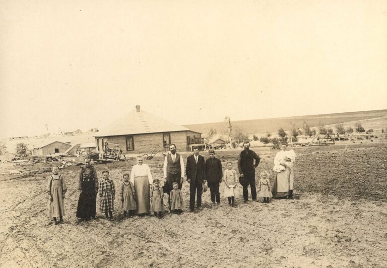 Picture of Stahleckers and other families at the farm